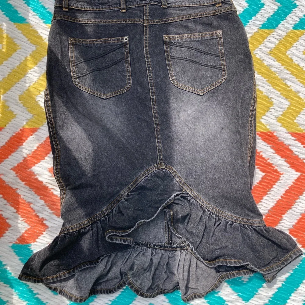 Black Skirt - Picture 4 of 9